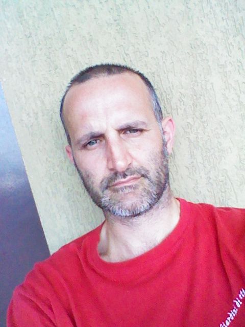 un uomo con la camicia rossa