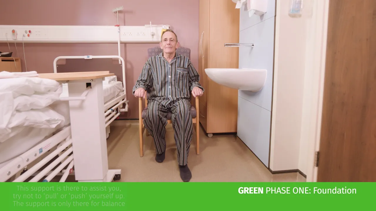 Muž sediaci na nemocničnom kresle