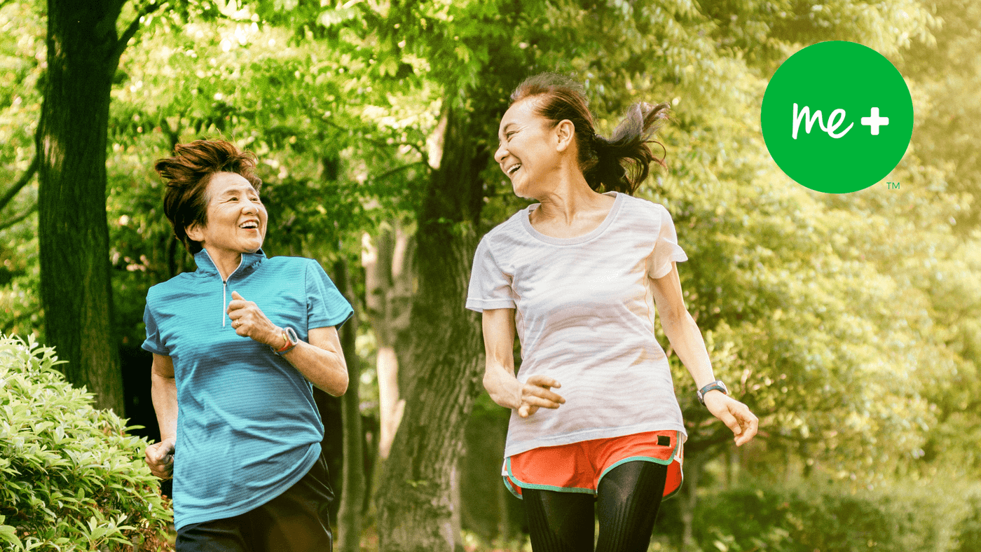 Kilka kobiet grających we frisbee w lesie