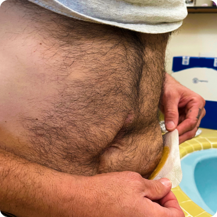 a cabeça de um homem com um chapéu