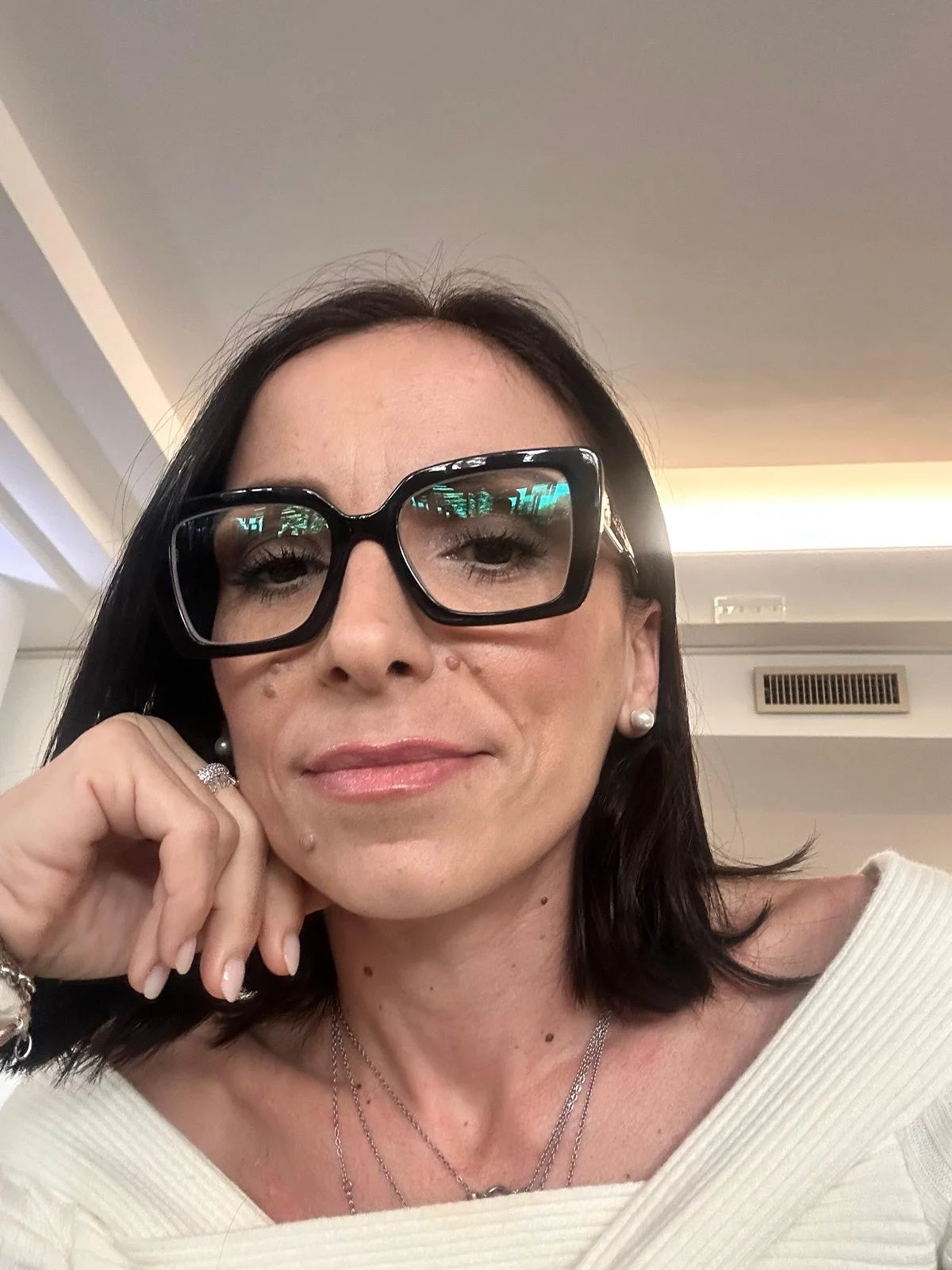 una donna che indossa occhiali da sole