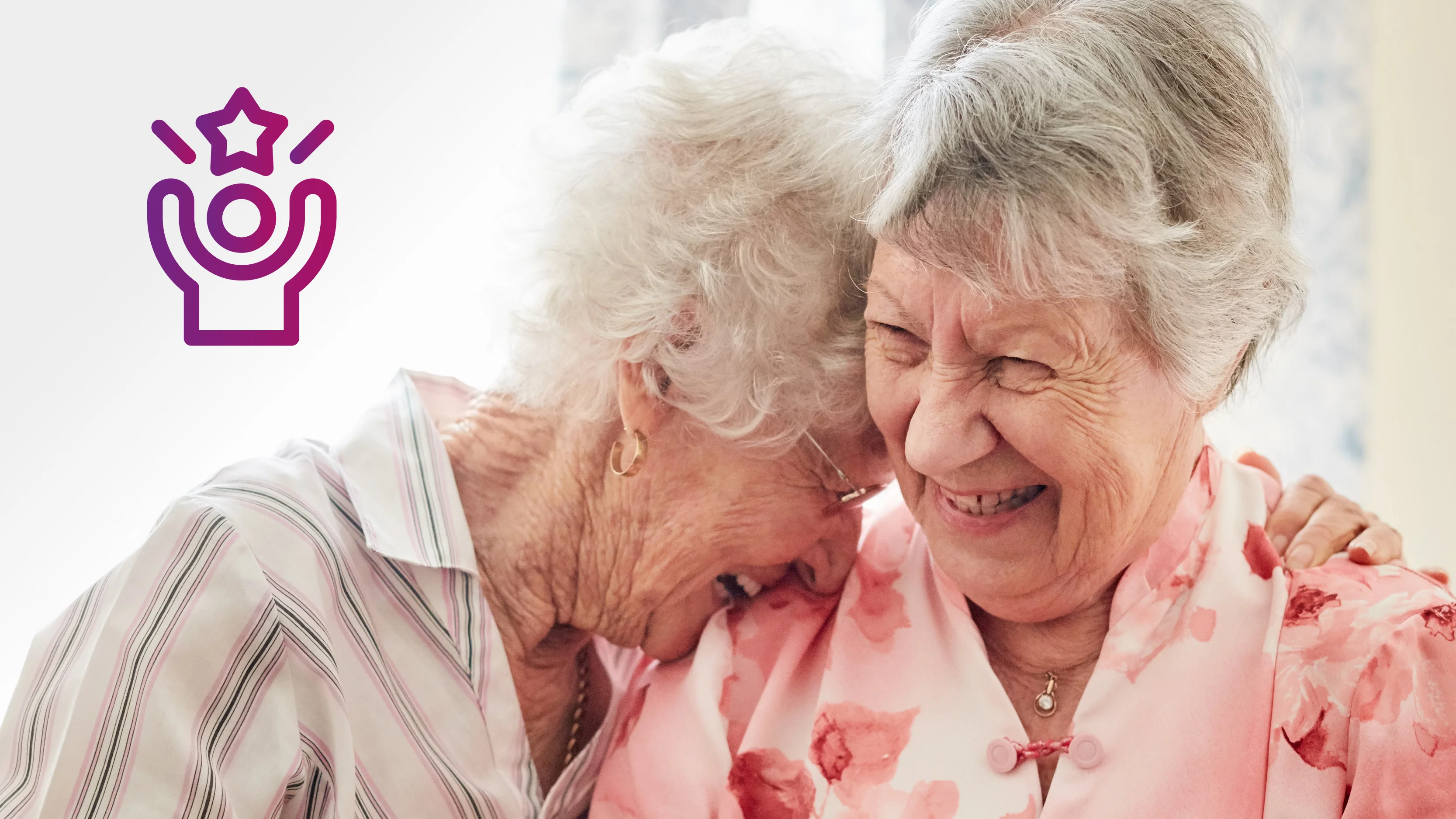 Szczęśliwe dwie starsze przyjaciółki śmiejące się serdecznie, tulące się głowami, symbolizując bliskość i radość