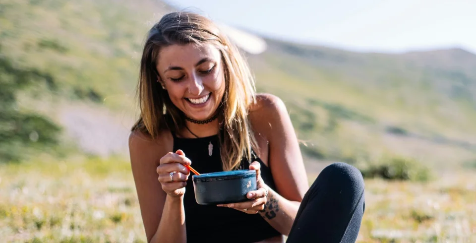 Žena sediaca na kopci