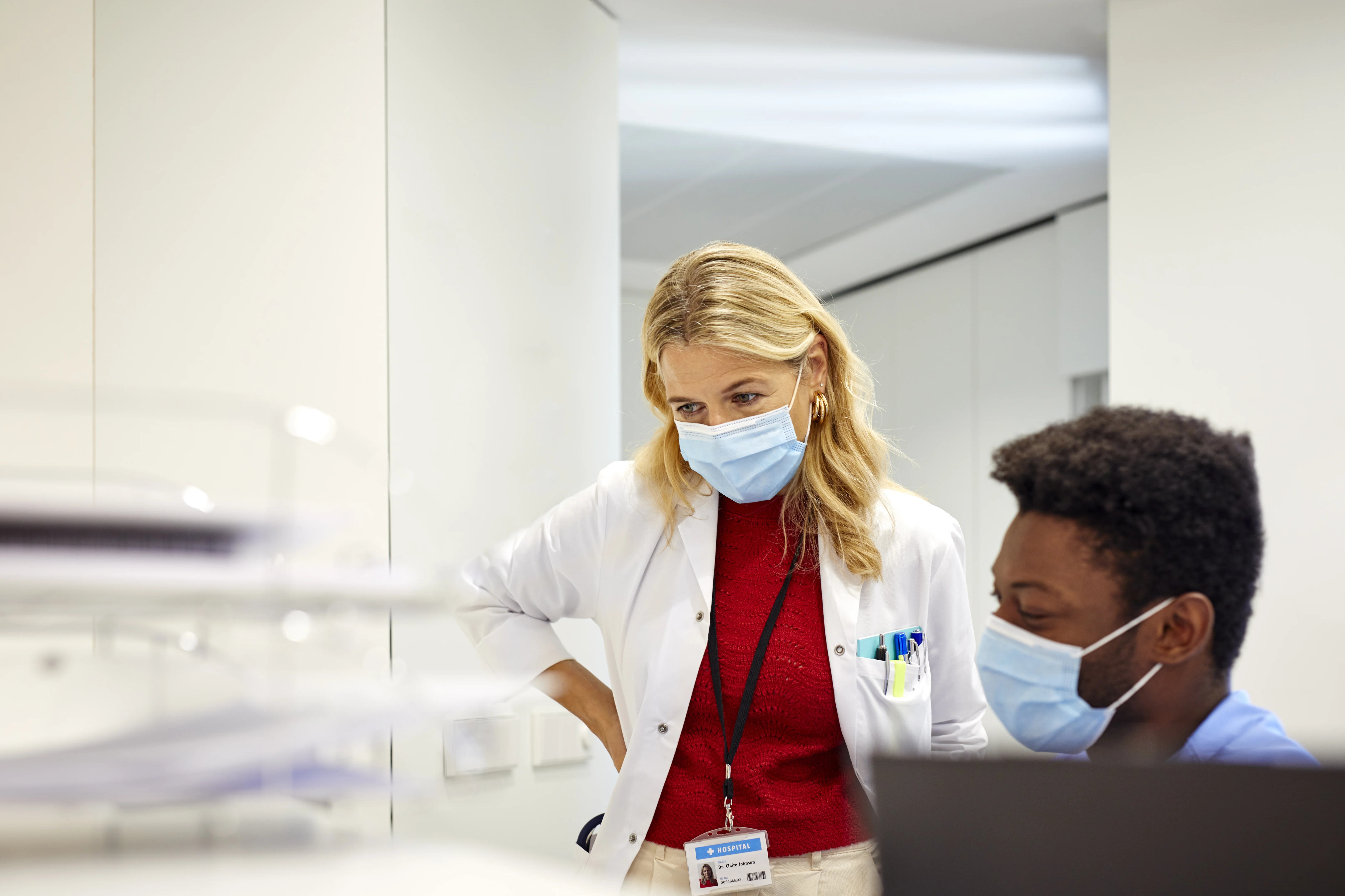 en læge, der ser på en patient