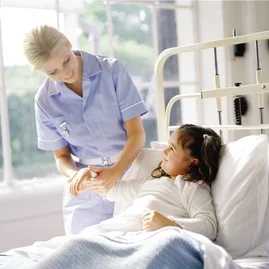 un medico che si prende cura di un paziente