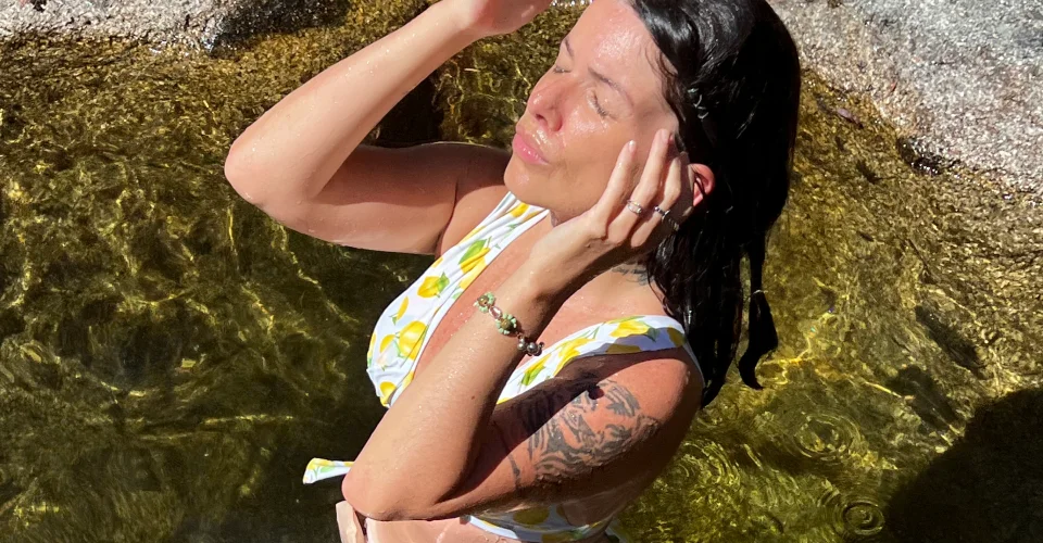 Elleri yüzünde bir kadın