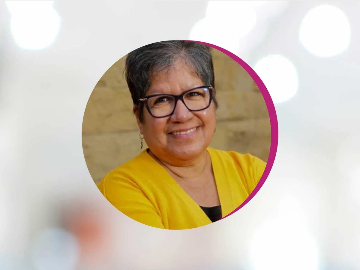 Osoba uśmiechająca się do kamery