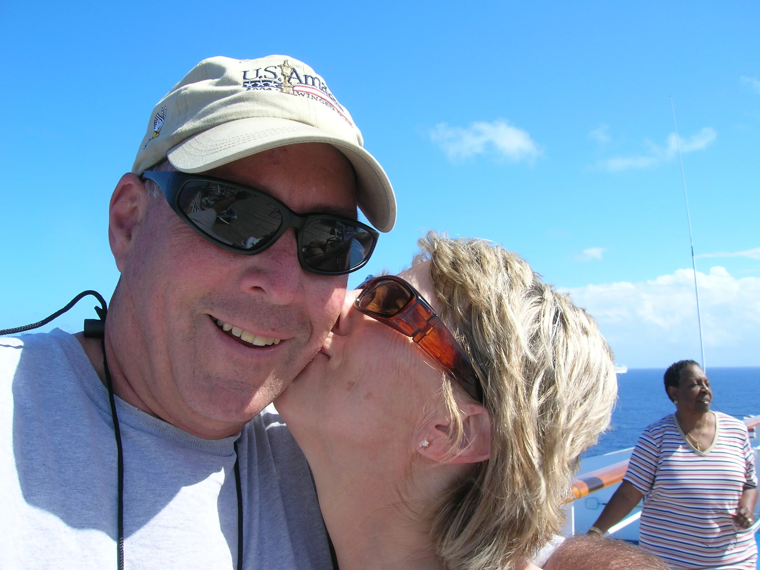 muž bozkáva ženu na líce