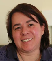 カメラに向かって微笑む女性