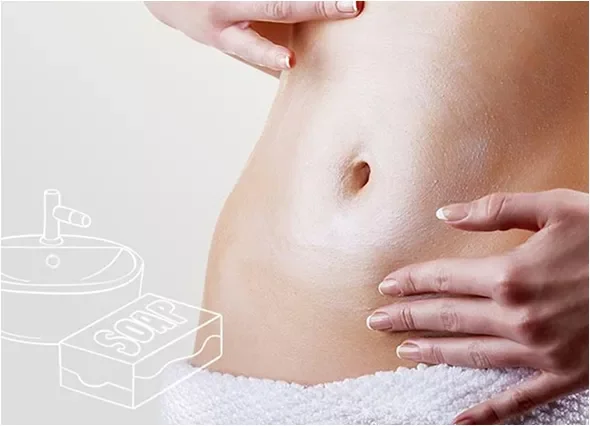 Das Gesicht einer Frau mit der Hand einer Person, die ihren Kopf hält