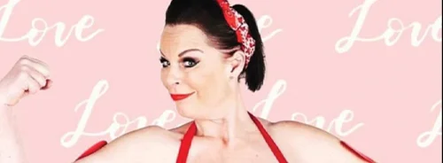 človek s červeným rúžom