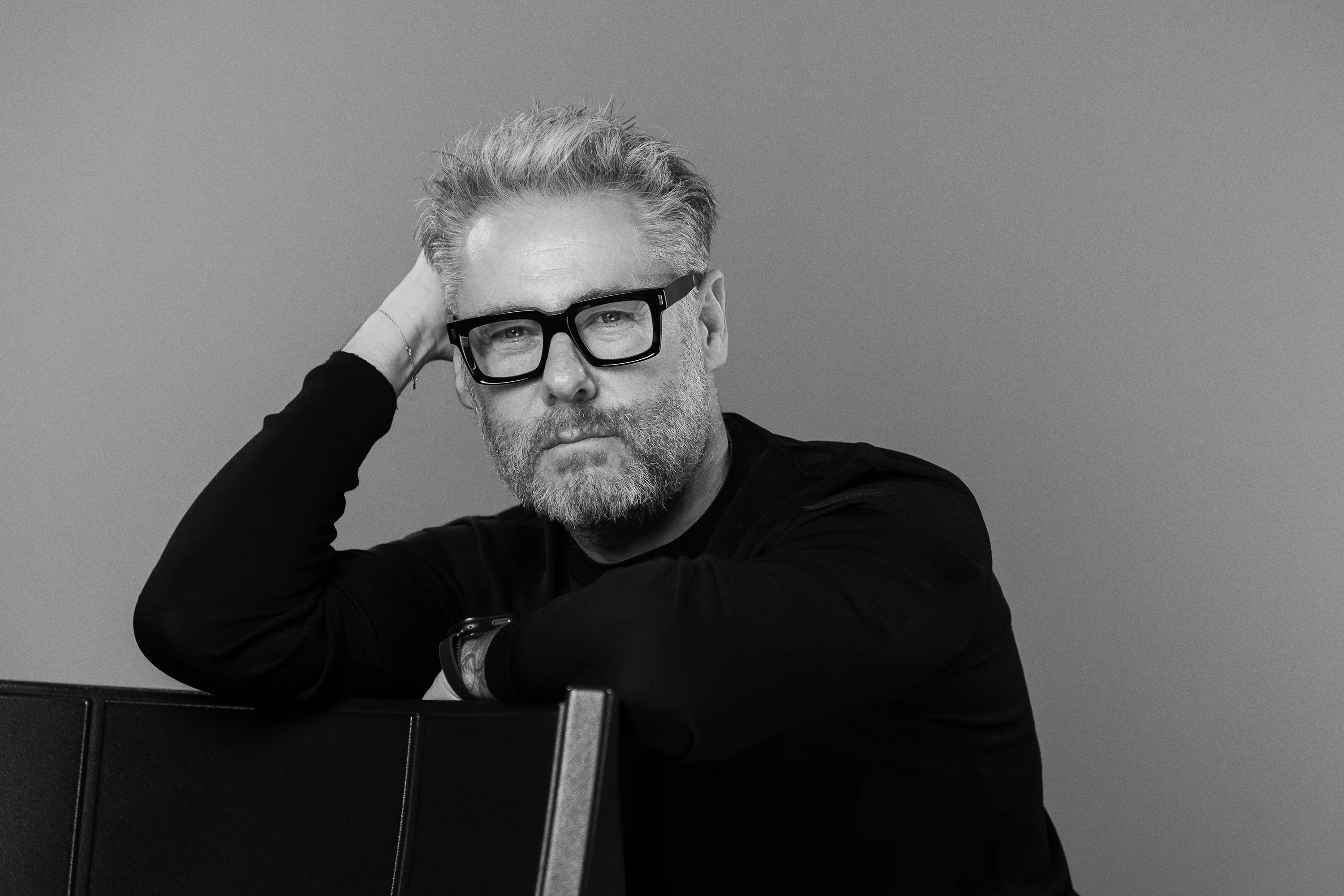 メガネをかけた男