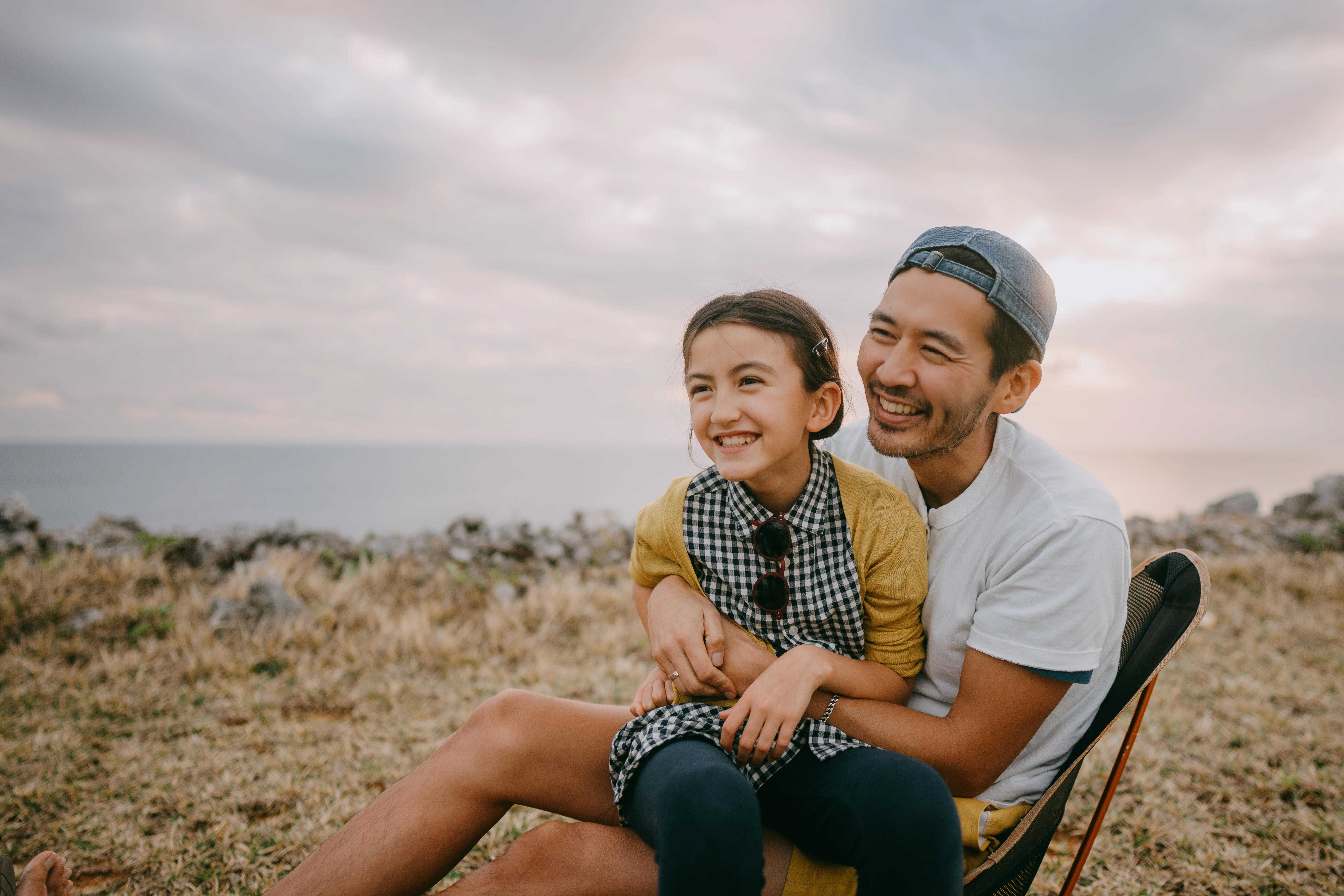 duas pessoas posando ao ar livre