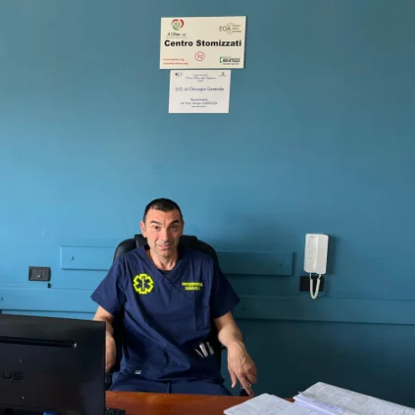 un uomo seduto a una scrivania