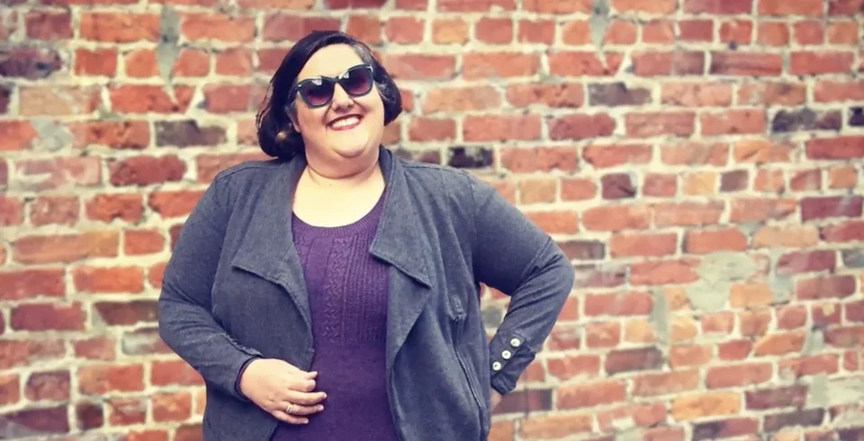 osoba so slnečnými okuliarmi