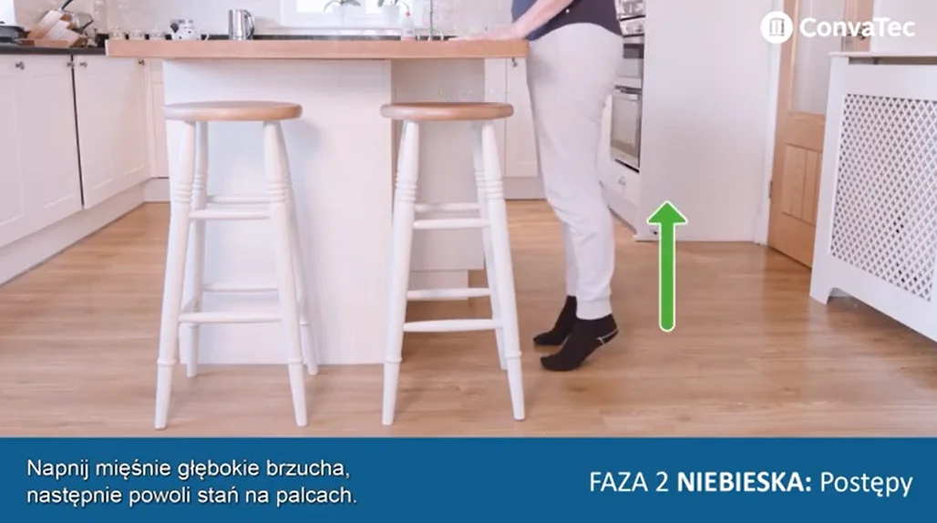 osoba stojąca na stołku