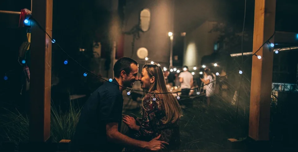 um homem e uma mulher se beijando