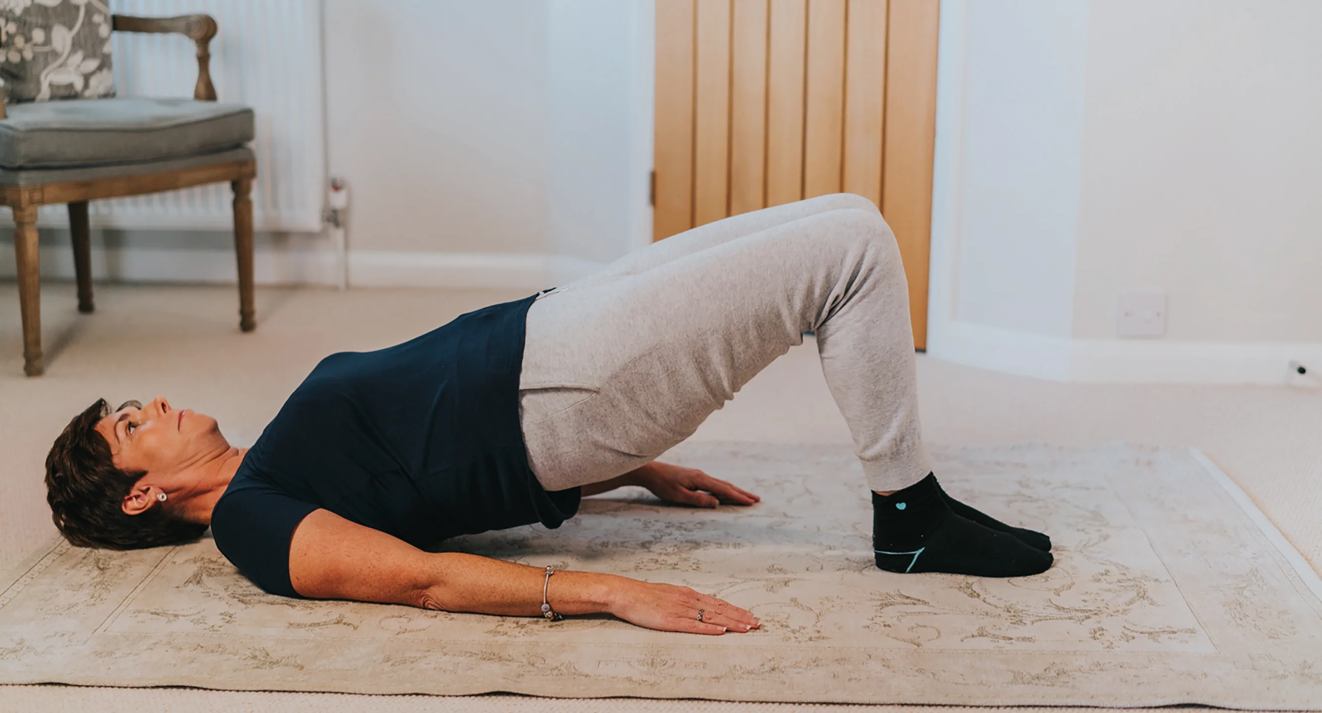 一個女人在地板上做運動