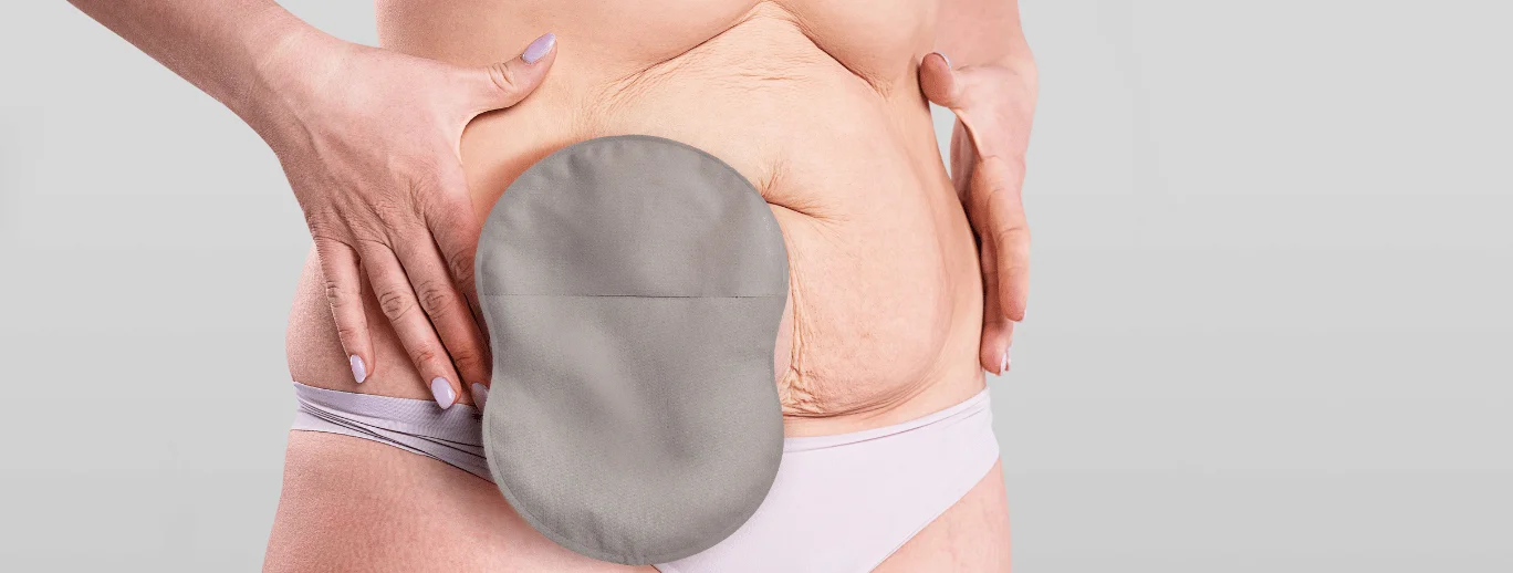 la pancia di una donna con un indumento nero