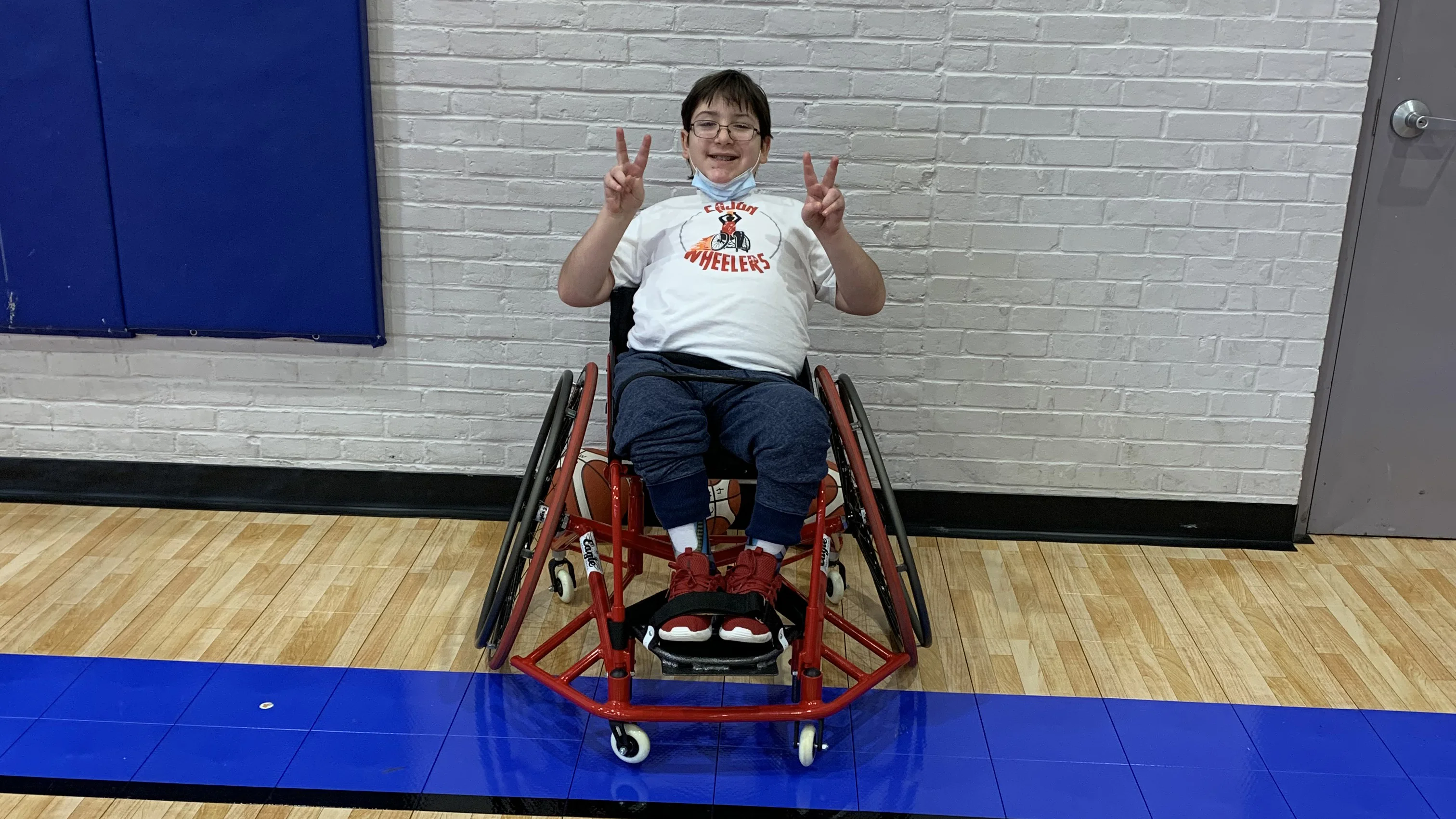 Eli su un campo da basket