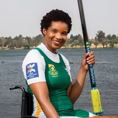 una persona che tiene una canna da pesca