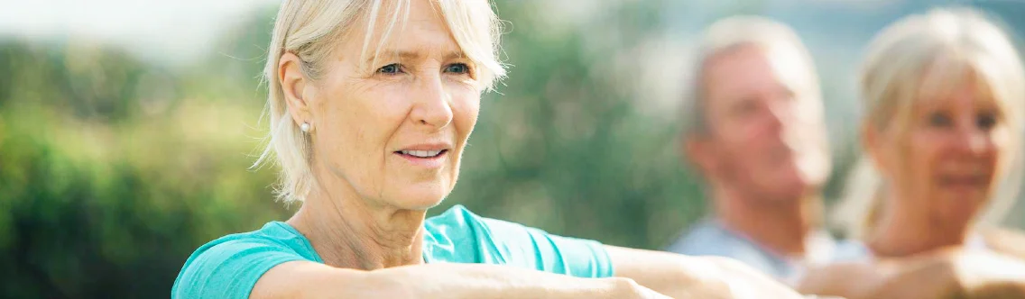 Kobieta uśmiechnięta z ludźmi w tle