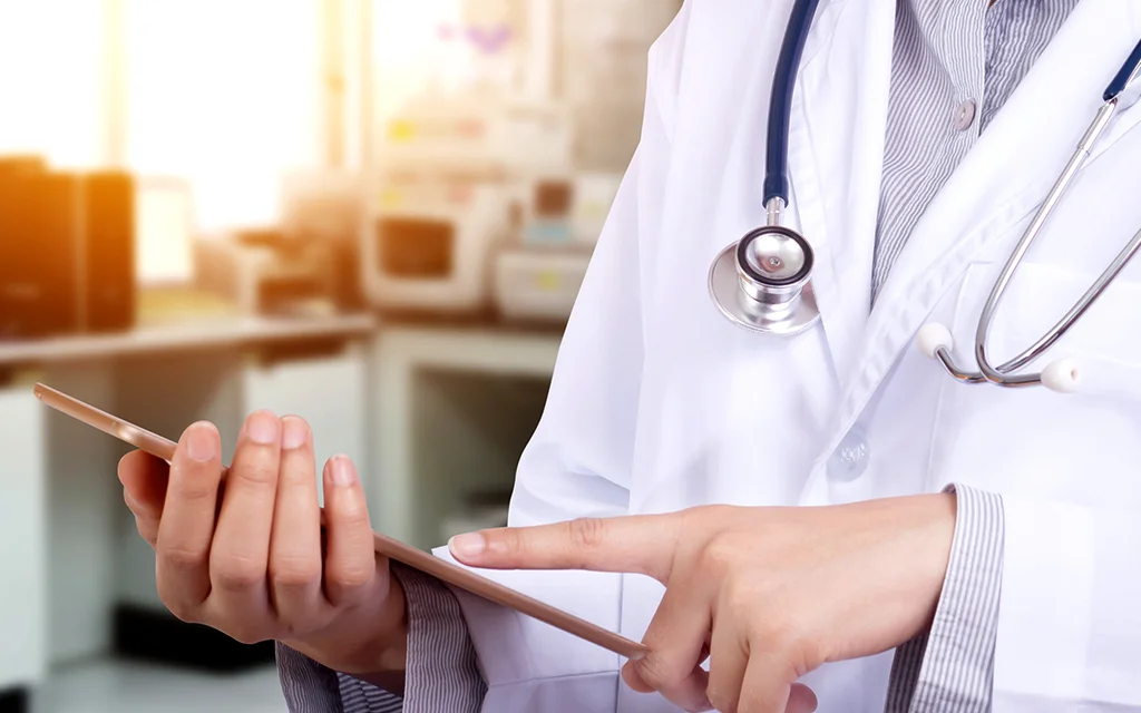 un medico che tiene la mano di un paziente